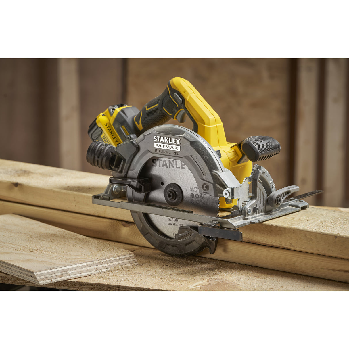 Scie circulaire Stanley fatmax v20 18v scie circulaire à main 190mm (noir jaune, batterie et chargeur inclus, avec étui)