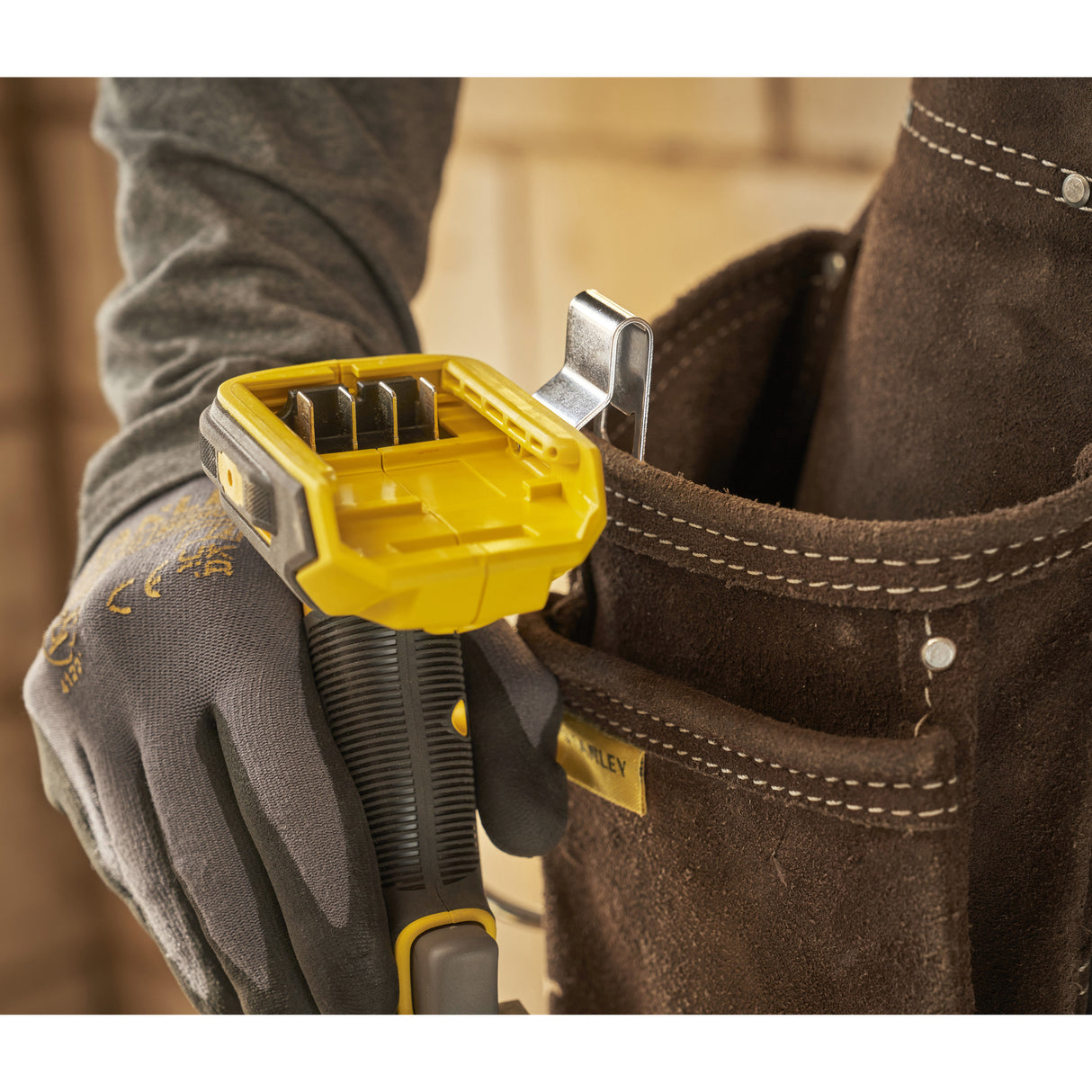 Tournevis perceuse à percussion Stanley Fatmax V20 18V (noir jaune, 2 piles et chargeur inclus, avec étui)