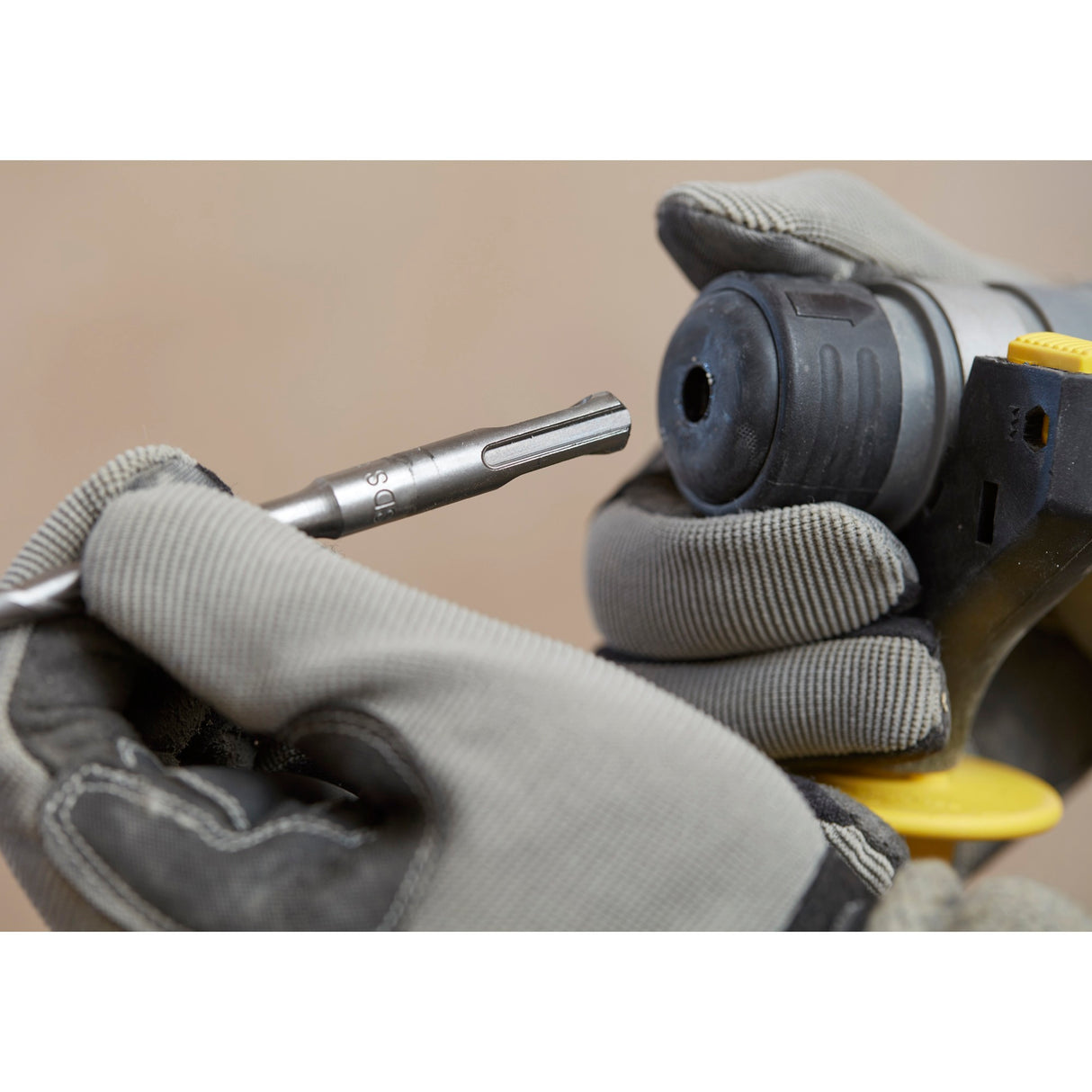 Stanley Fatmax V20 Kit combiné de perceuse à percussion sans fil sans balais 18 V (jaune noir, SDS+, 2 batteries et chargeur inclus, avec étui)