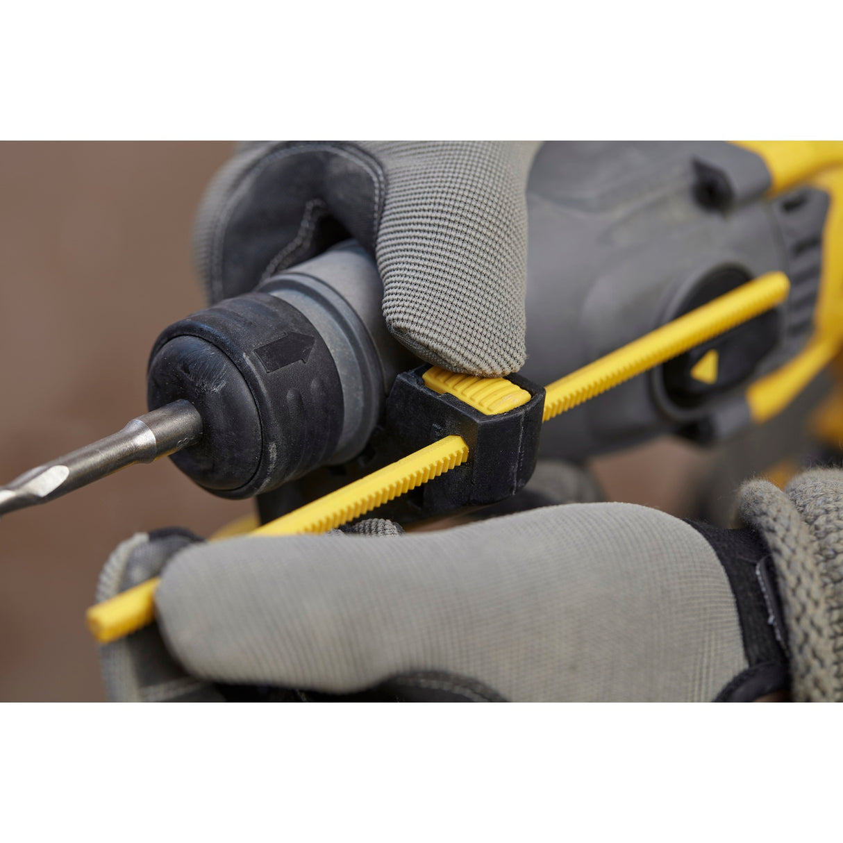 Stanley Fatmax V20 Kit combiné de perceuse à percussion sans fil sans balais 18 V (jaune noir, SDS+, 2 batteries et chargeur inclus, avec étui)