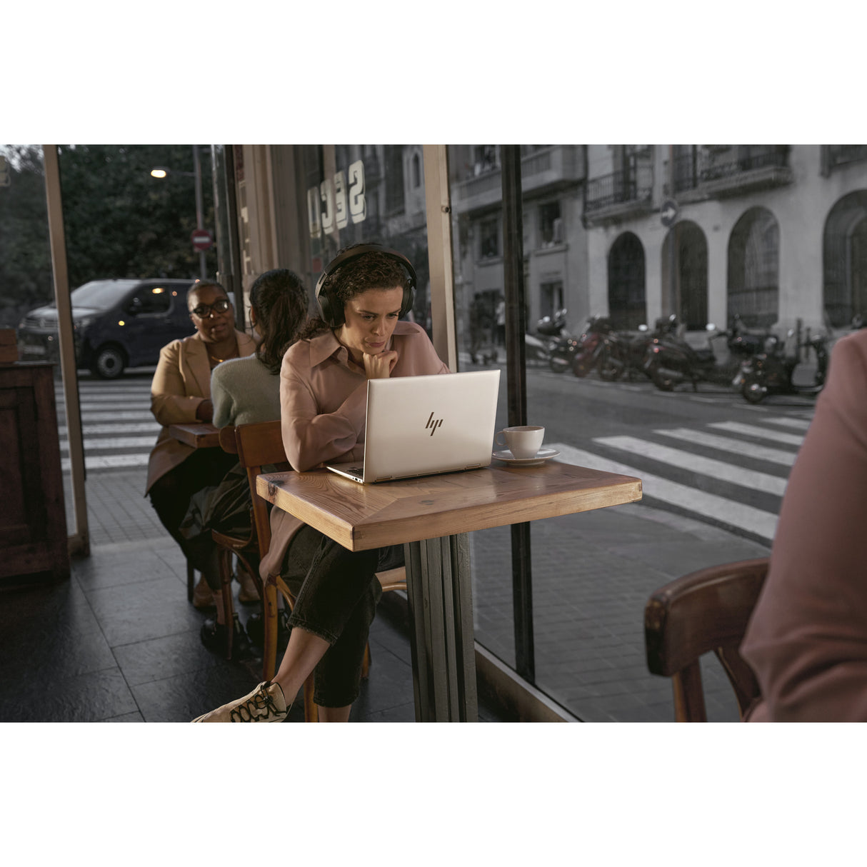 Ordinateur portable Hp Elitebook 8 g1i (ad3t7et) 16 copilot+ (argent | Core Ultra 7 258 V | Graphiques Intel Arc | 32 Go | SSD 1 To)