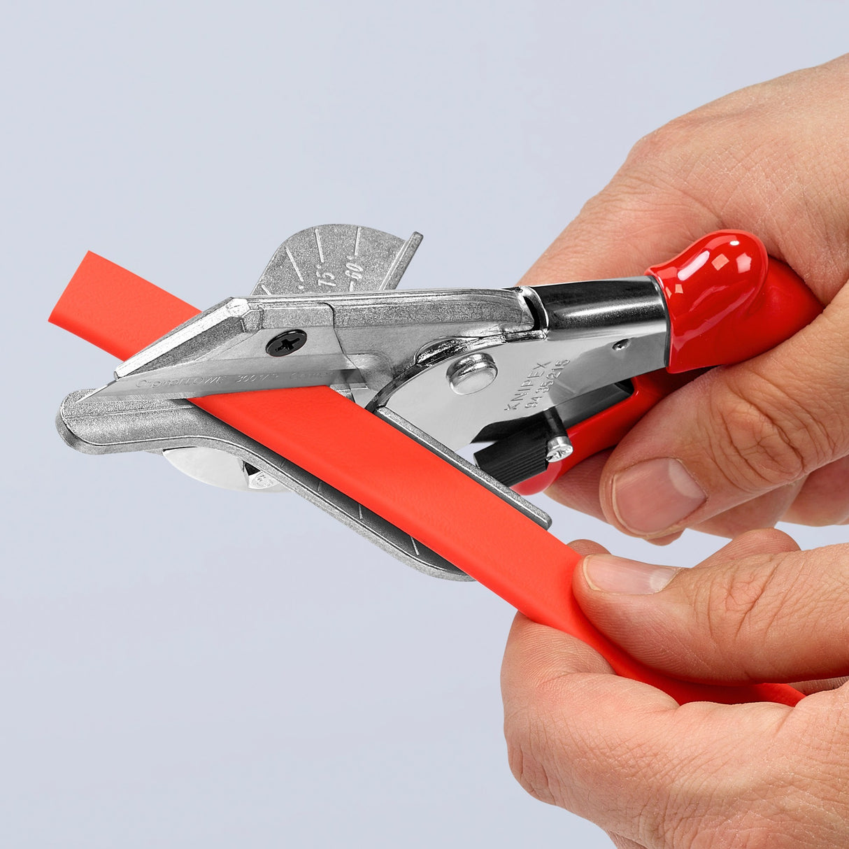 Coupe-onglet Knipex 94 35 215 pour profilés en plastique et en caoutchouc