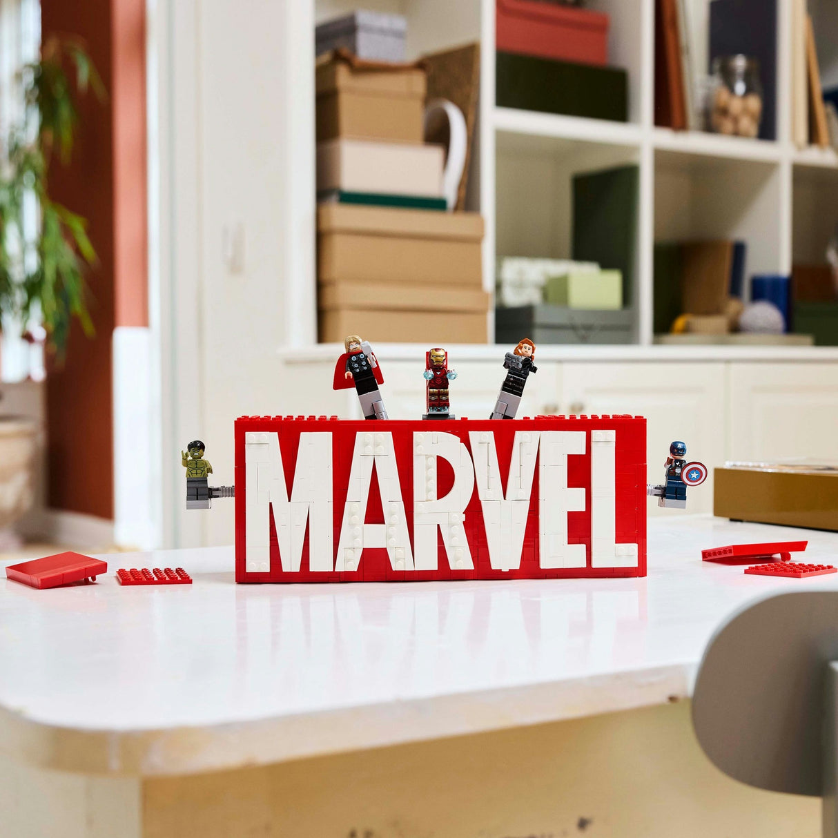 Lego super héros 76313 logo et figurines Marvel