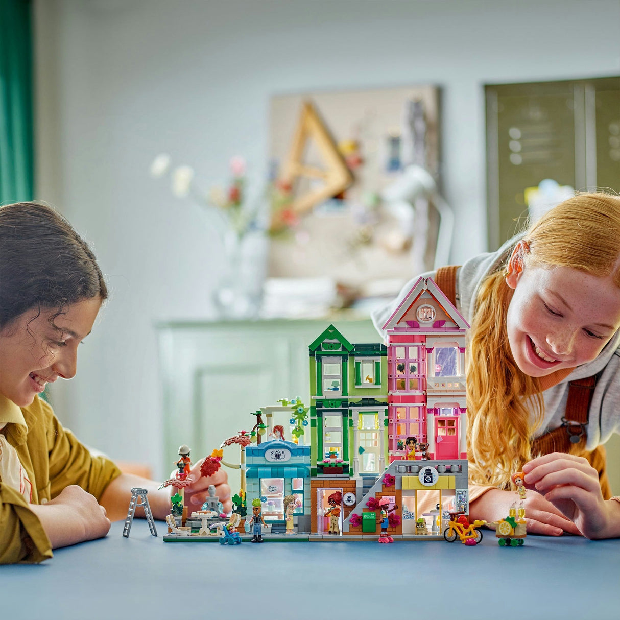 LEGO Friends 42670 Appartements et magasins de Heartlake City