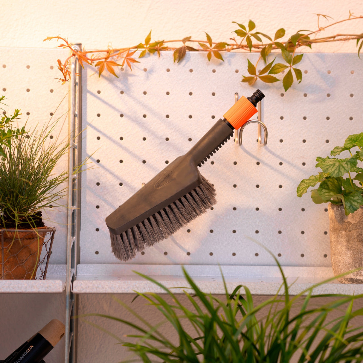 Gardena CleanSystem Hand Brush M Soft, avec une connexion de tuyau