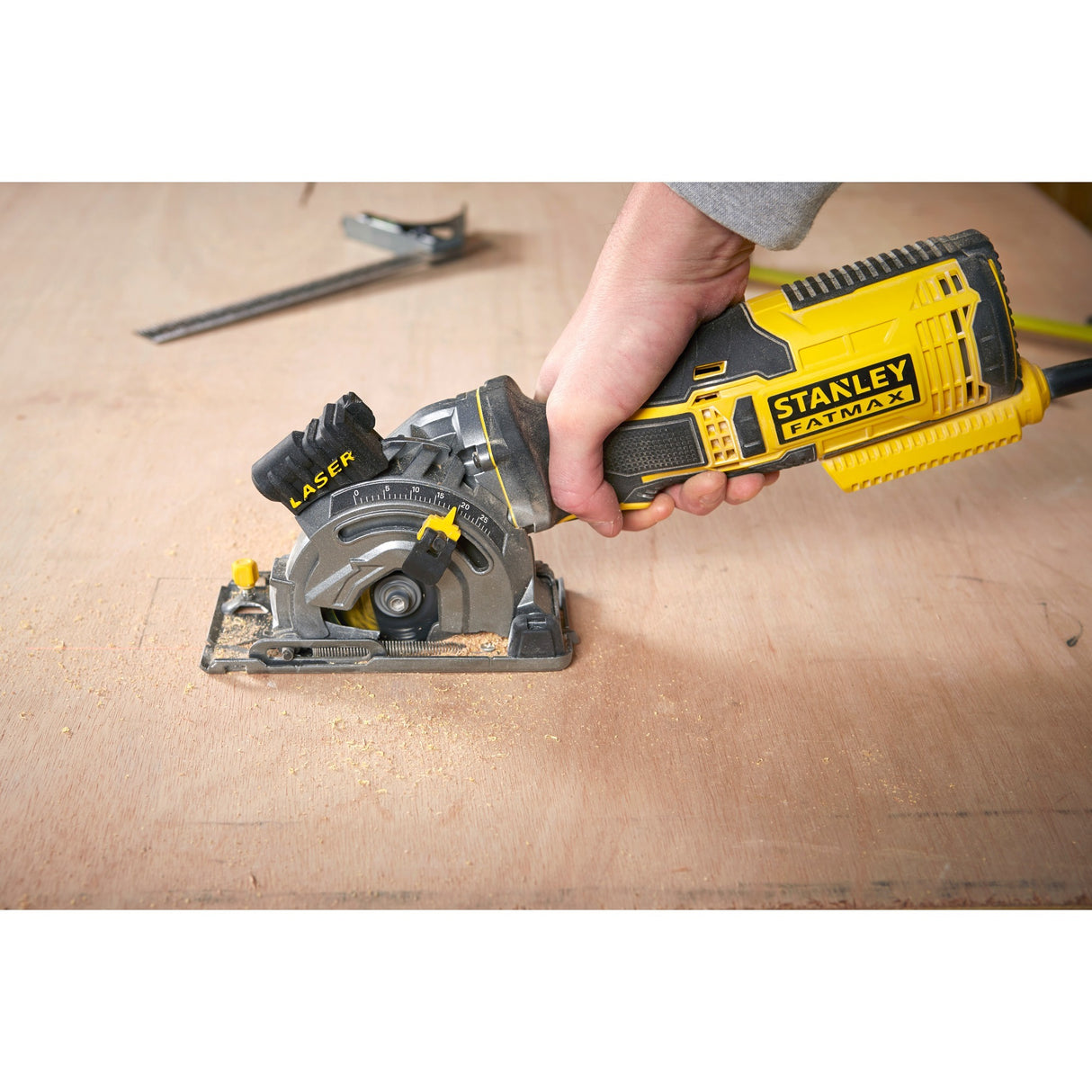 Scie circulaire à main multi-matériaux Stanley fatmax 650w (jaune noir, avec étui)