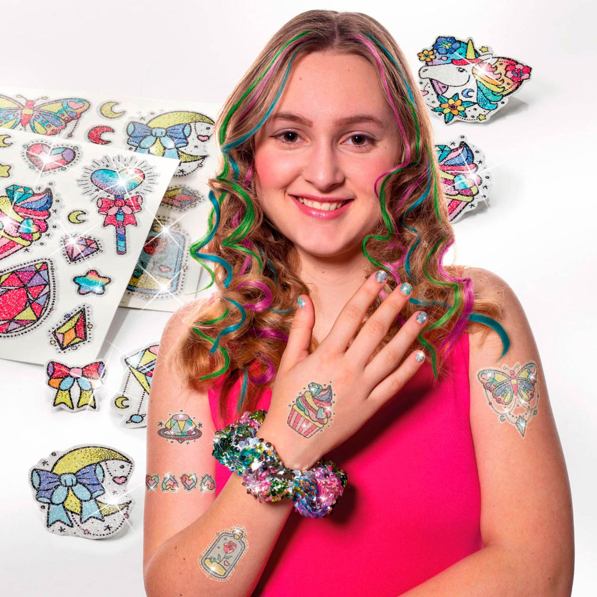 Tatou des cheveux bling bling et tatouages de paillettes