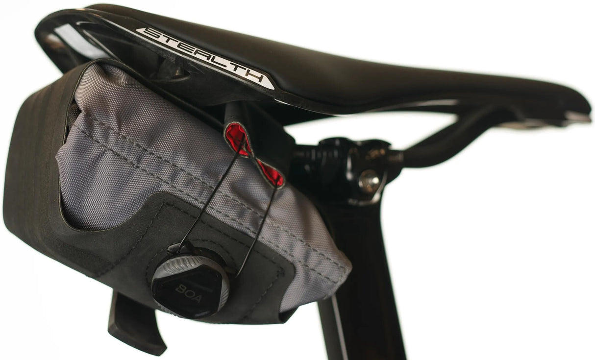 Sac de selle Silca asymétrique Sac de selle asymétrique. gris rouge
