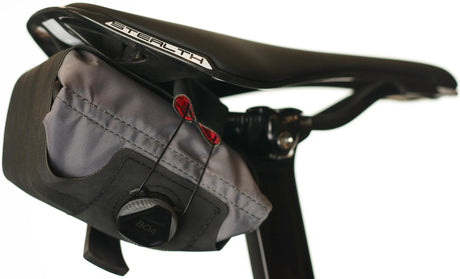 Sac de selle Silca asymétrique Sac de selle asymétrique. gris rouge