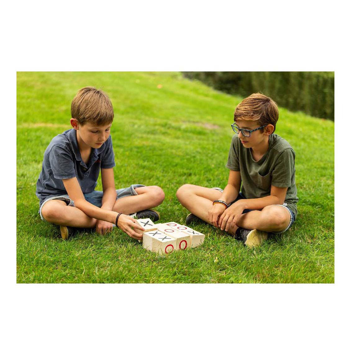 Oeufs de tic-tac-toe en bois pour jouer en plein air