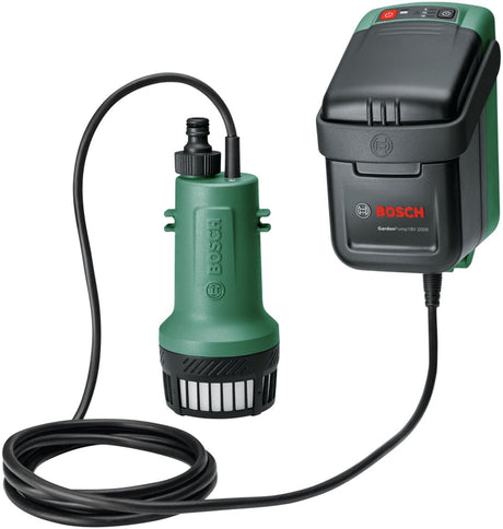 Pompe de jardin Bosch 18v-2000 - pompe à eau de pluie sur batterie - comprenant un tuyau de raccordement de 2,5 m et un câble d'alimentation avec connecteurs universels, support de montage à crochet, support de montage mural et 3 vis