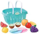Couper des fruits dans un panier