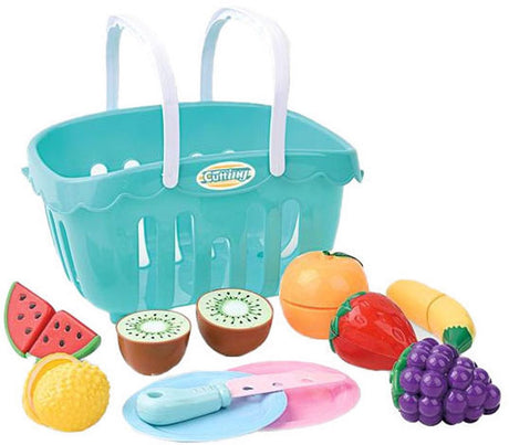 Couper des fruits dans un panier