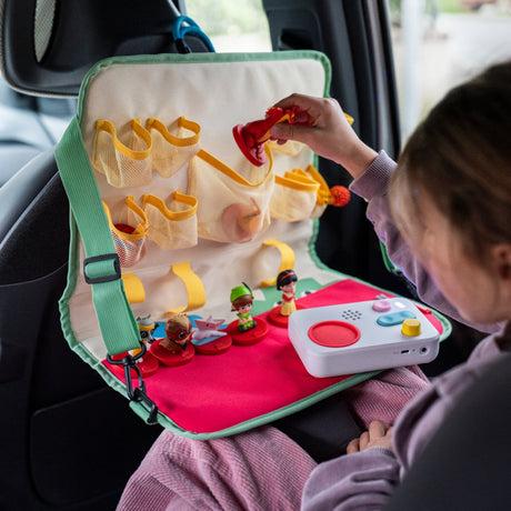 Faba - gamme pour voiture vroommm - est idéale pour vos voyages - elle s'accroche dans le dossier du siège - et dispose de plusieurs compartiments - peut être fermée avec son transformateur et une mallette facile à transporter