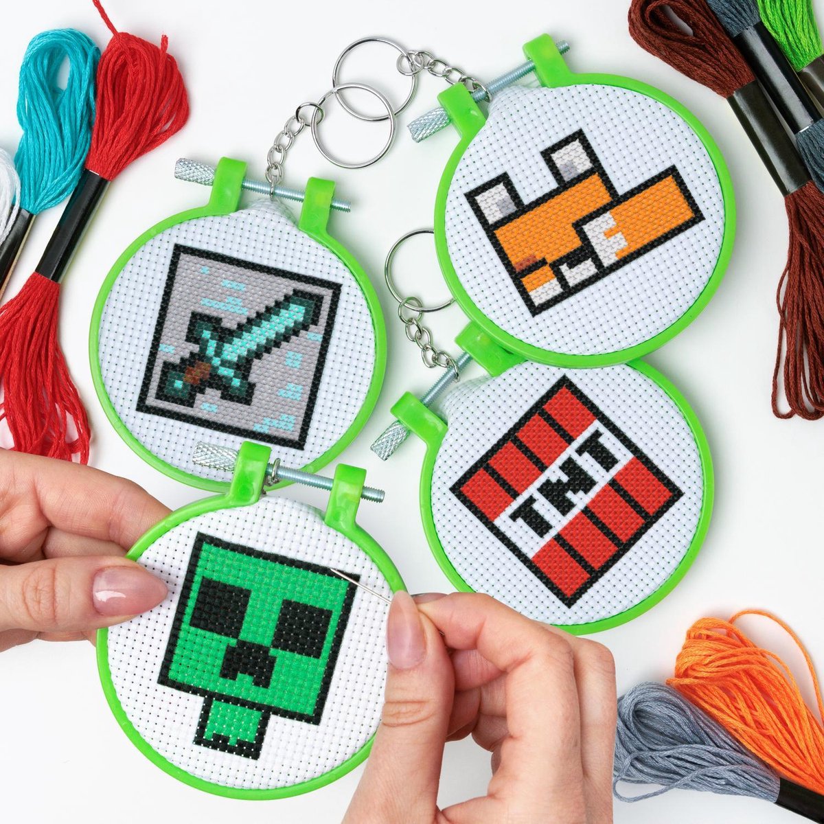 Paladone Minecraft Cross Stitch Charms Set (4‑Pack) – Ensemble de bricolage sous licence officielle avec Creeper, TNT, Fox Sword –