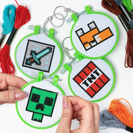 Paladone Minecraft Cross Stitch Charms Set (4‑Pack) – Ensemble de bricolage sous licence officielle avec Creeper, TNT, Fox Sword –