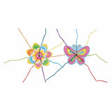 Goki tricotant une fleur et tricotant un papillon