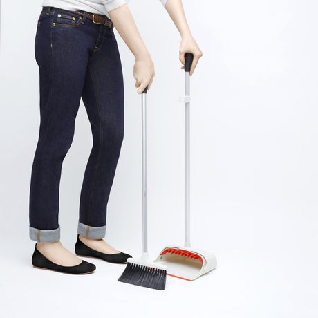 Balai et pelle Oxo Good Grips - debout