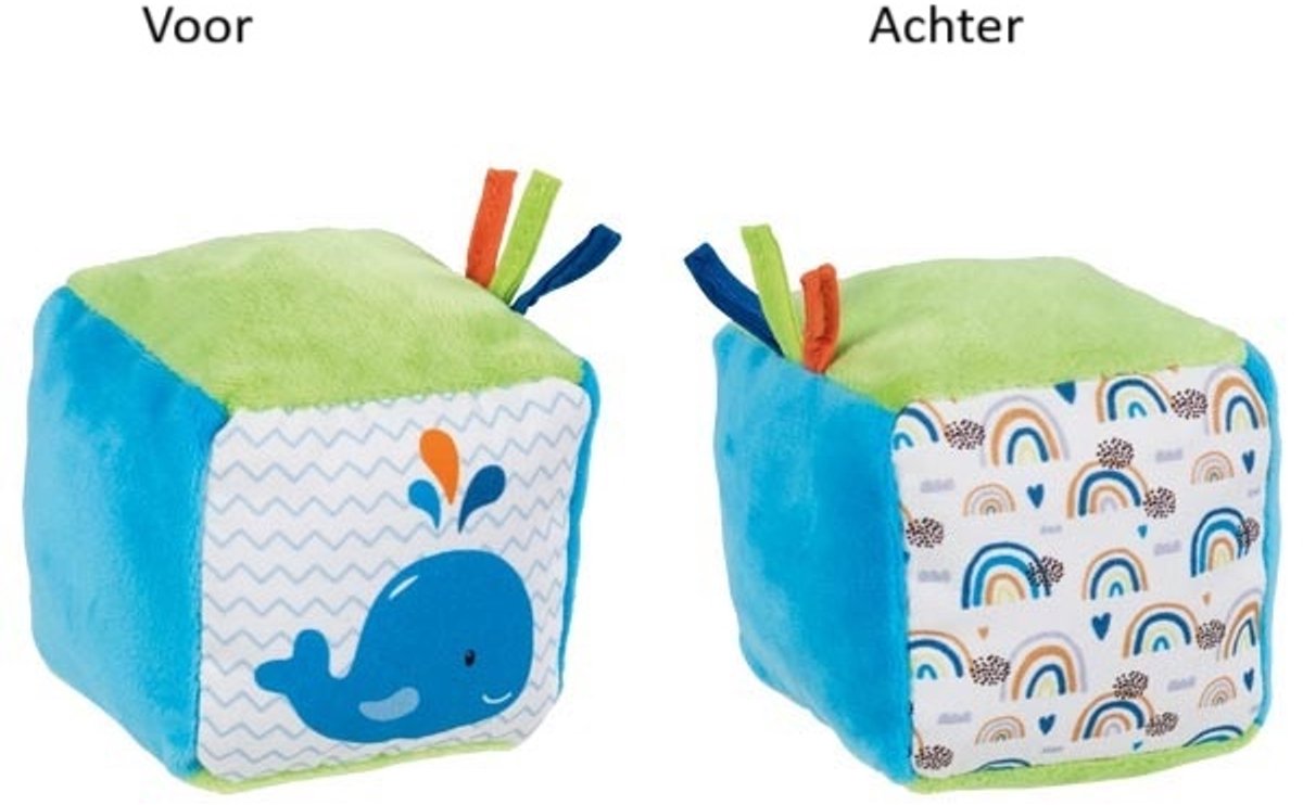 Jouet pour bébé cube souple Goki avec baleine et feuille froissée.