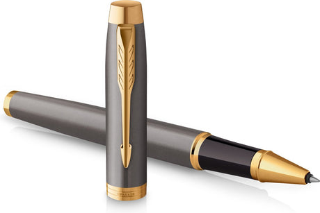 Parker dans un stylo roller | peinture grise avec détails dorés | pointe fine en acier inoxydable | encre noire | emballage cadeau