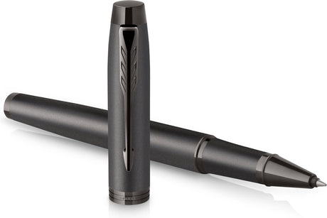 Parker dans un stylo roller monochrome | encre noire | finition et détails en bronze | point fin | emballage cadeau