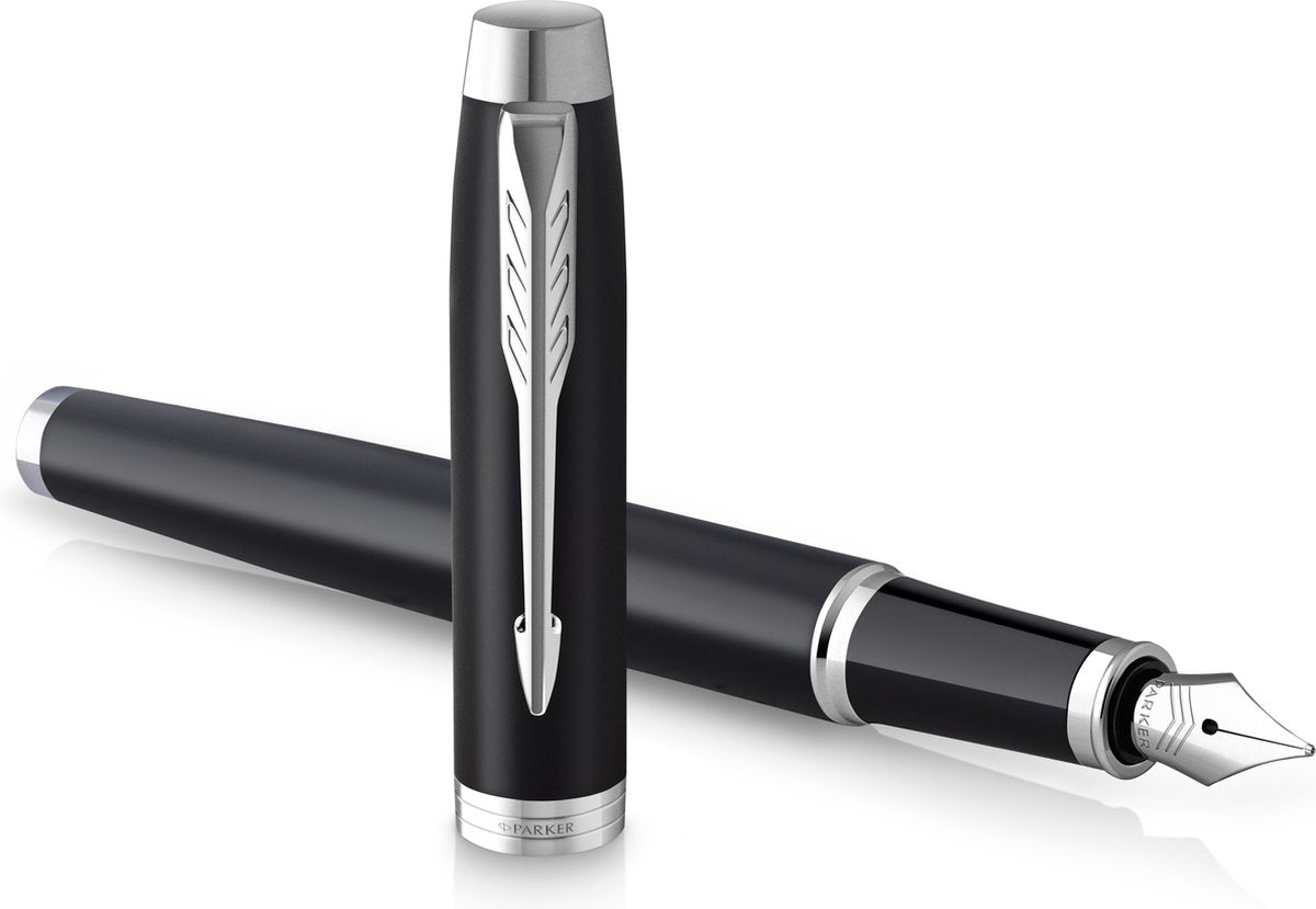 Parker dans un stylo plume | noir mat avec finition chromée | pointe moyenne avec cartouche d'encre bleue | emballage cadeau