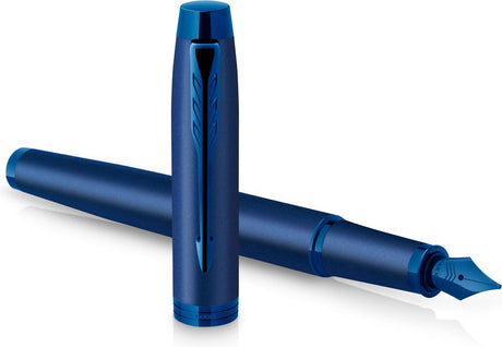 Stylo plume Parker im monochrome | encre bleue | finition et détails bleus | point moyen | avec coffret cadeau