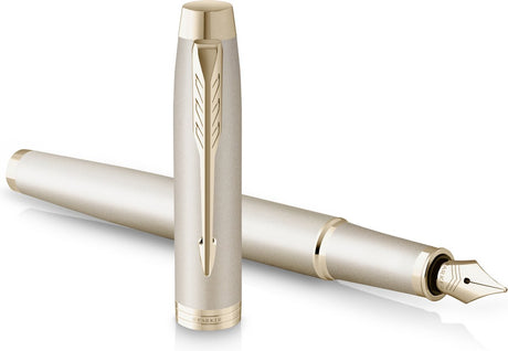 Stylo plume Parker im monochrome | encre bleue | finition et détails couleur champagne | point fin | avec coffret cadeau