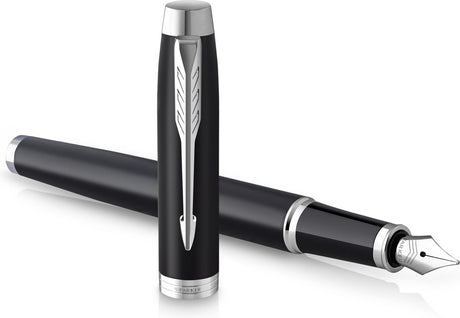 Parker dans un stylo plume | noir mat avec détails chromés | pointe fine avec cartouche d'encre bleue | coffret cadeau