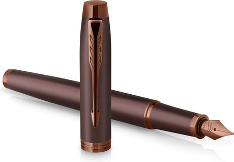 Stylo plume Parker im monochrome | encre bleue | finition et détails bordeaux | point moyen | avec coffret cadeau