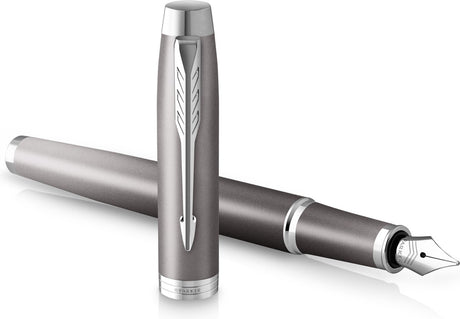 Parker j’écris un stylo plume de rituels | finition grise avec dégradé de couleurs et détails chromés | point fin | encre bleue | avec coffret cadeau