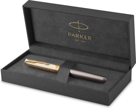 Stylo roller Parker Sonnet Pioneers Collection | laque grise avec capuchon et détails dorés | point fin | encre noire | avec coffret cadeau