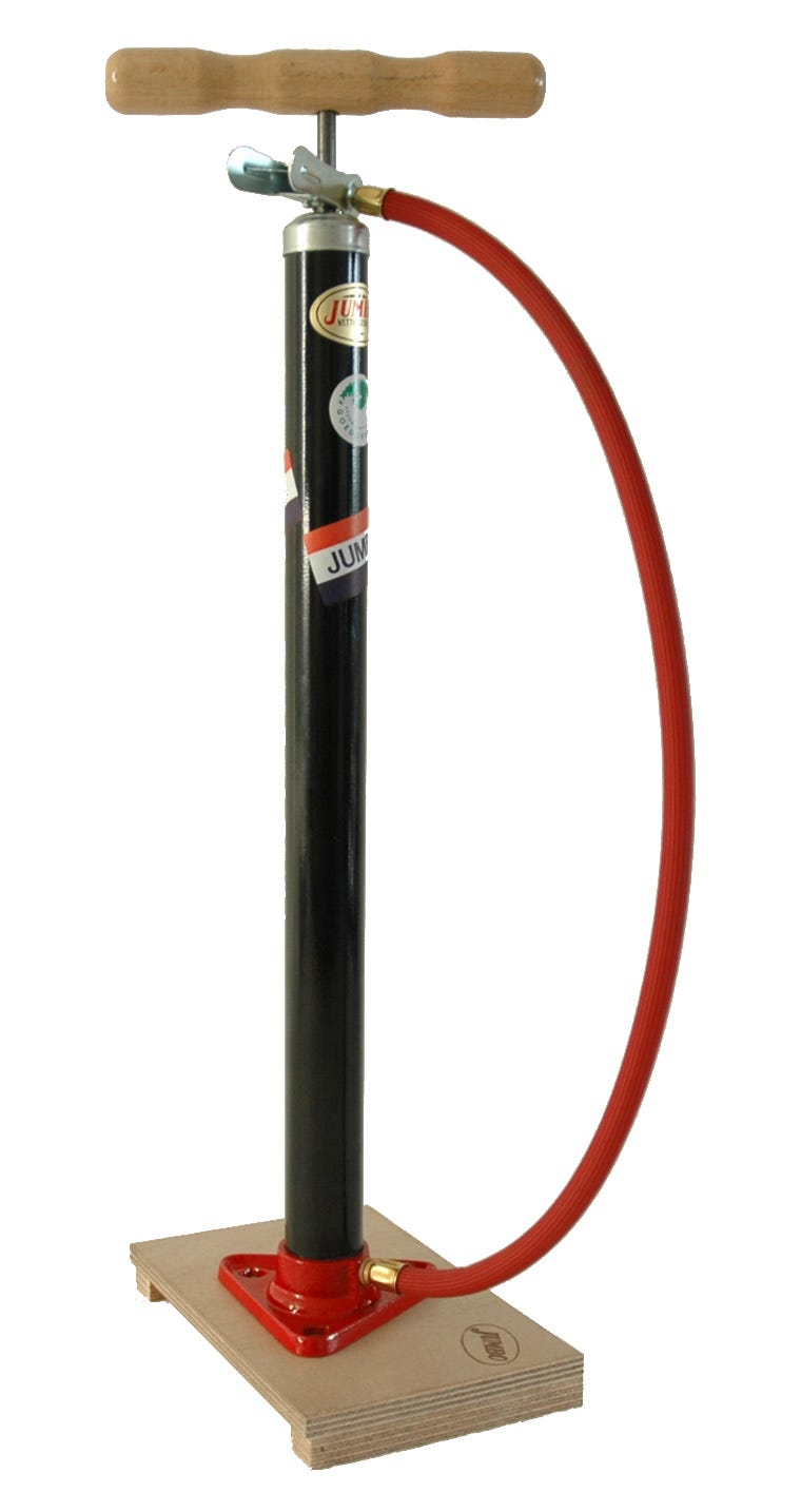 Pompe à vélo sur planche en bois avec Dunlop Valiel