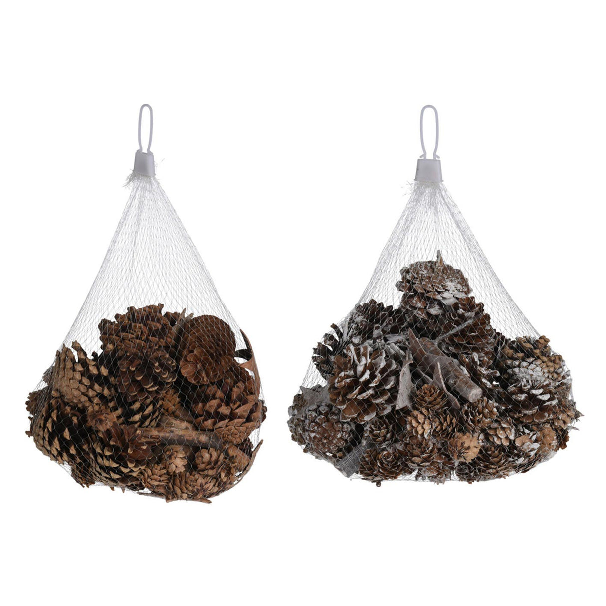 Matériau artisanal de décoration de pommes de pin marchandes avec des étoiles d'écorce d'arbre.