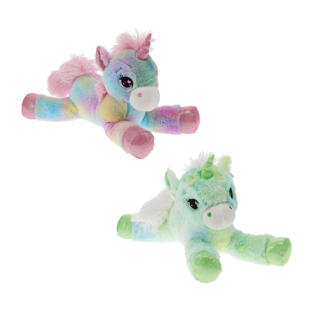 Abbracciare un peluche unicorno