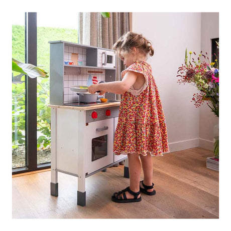 Kitchenette en bois avec accessoires