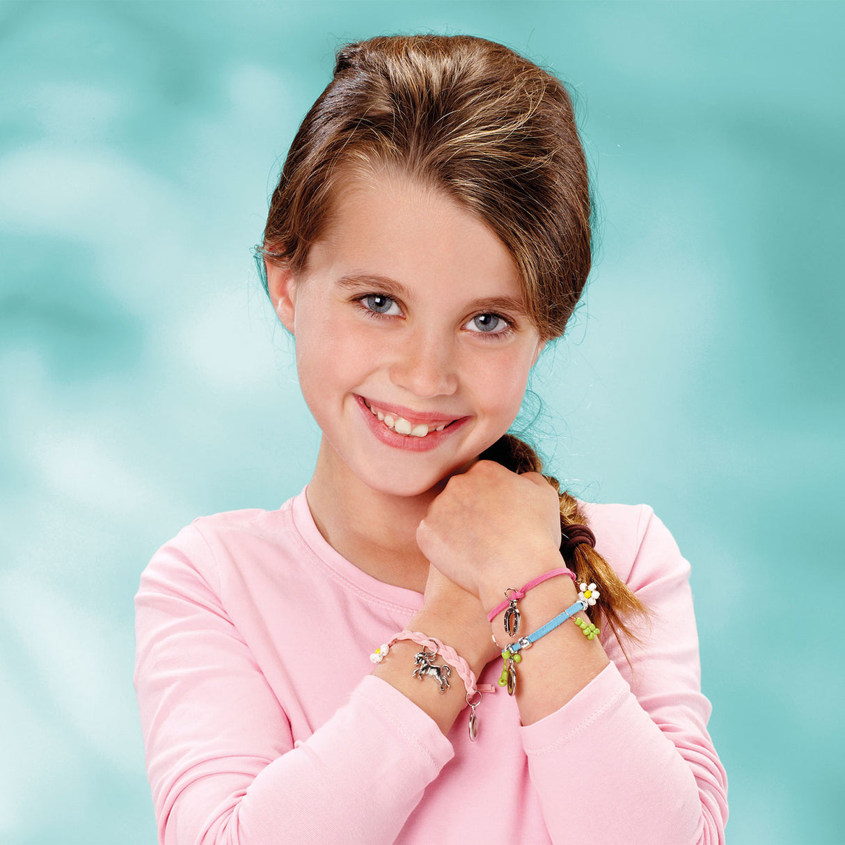 Totum joli poney - ensemble de bricolage pour fabriquer des bijoux pour chevaux - réaliser des bracelets à breloques avec des breloques en fer à cheval et en forme de cheval - ensemble de bricolage créatif pour filles - astuce cadeau