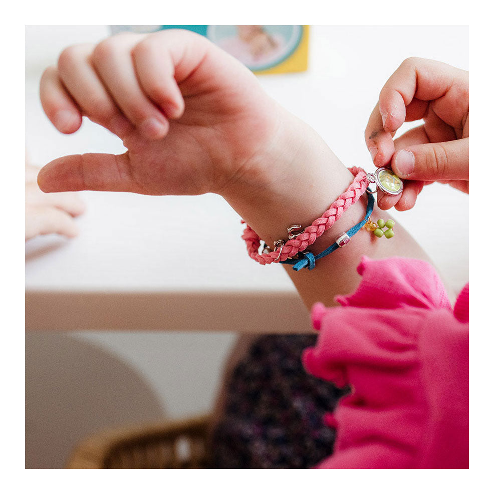 Totum joli poney - ensemble de bricolage pour fabriquer des bijoux pour chevaux - réaliser des bracelets à breloques avec des breloques en fer à cheval et en forme de cheval - ensemble de bricolage créatif pour filles - astuce cadeau