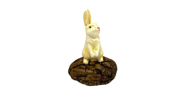 Konijn op steen staand 8x4,5cm polyester