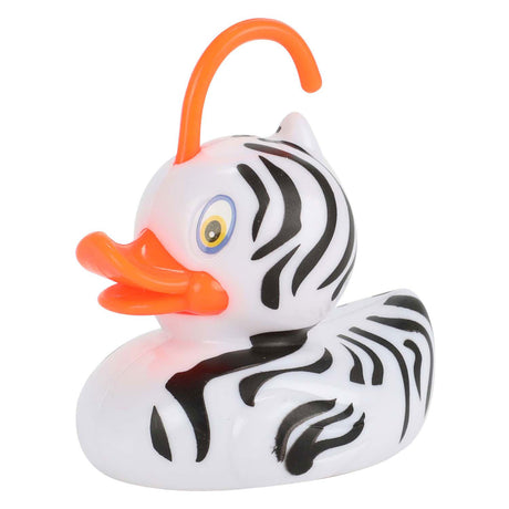 Toi-toys joue à un jeu de pêche, attrape le canard avec une canne à pêche et un filet