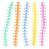 Jono joue une chenille fidget extensible et moelleuse