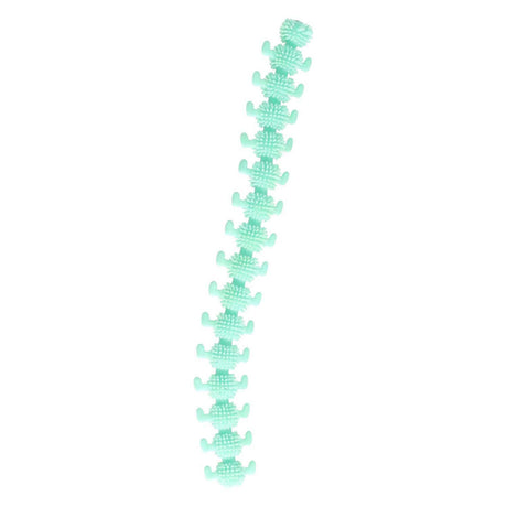 Jono joue une chenille fidget extensible et moelleuse