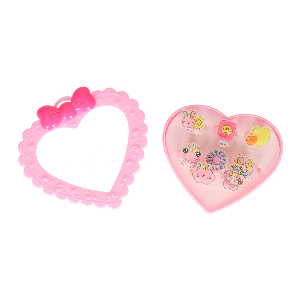 Bagues dans une boîte à bijoux coeur, 8 pièces.