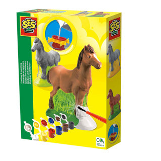 Moulage de six personnages, cheval