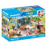 Playmobil Mylife Small Chicken Farm nel giardino di esso