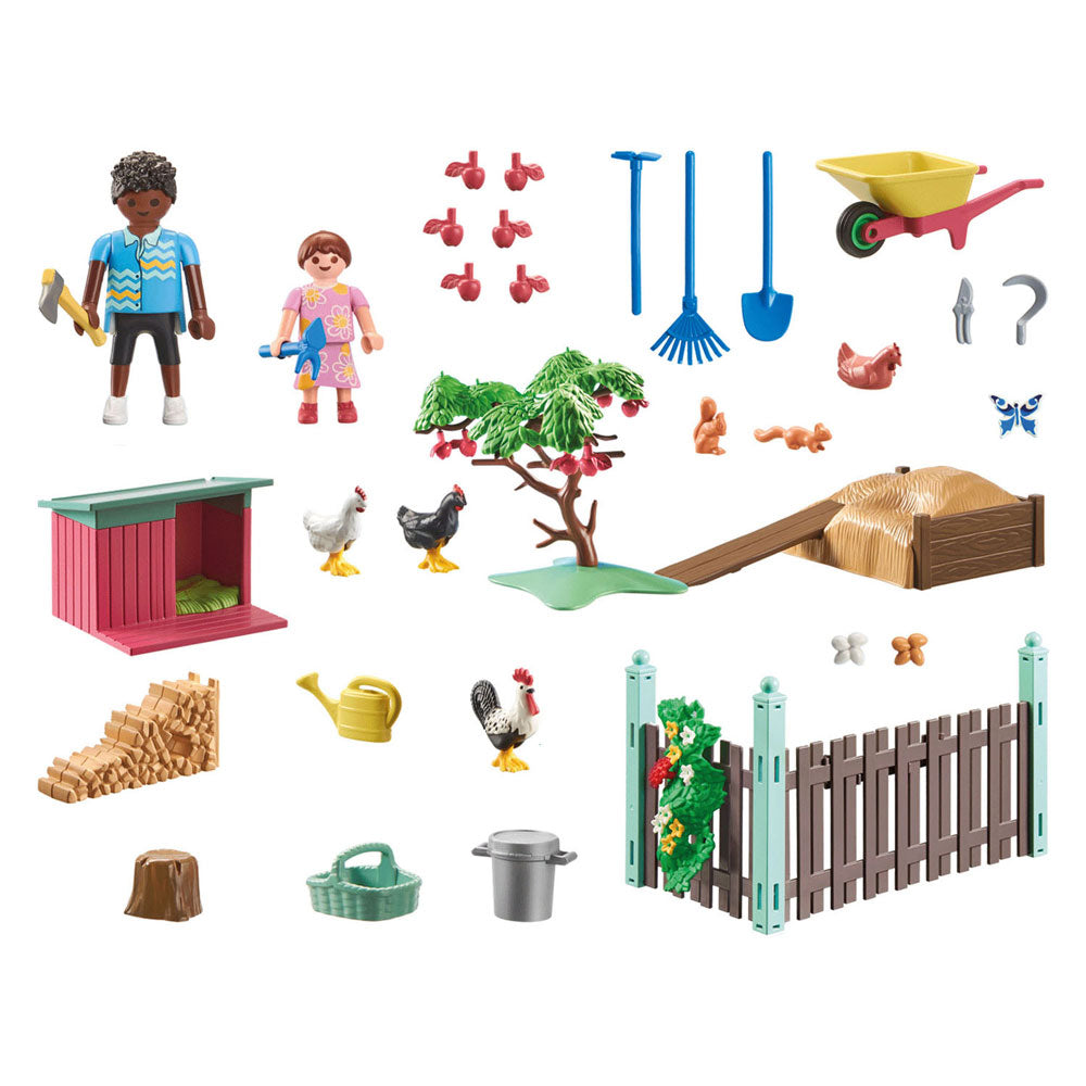 Playmobil Mylife Small Chicken Farm nel giardino di esso