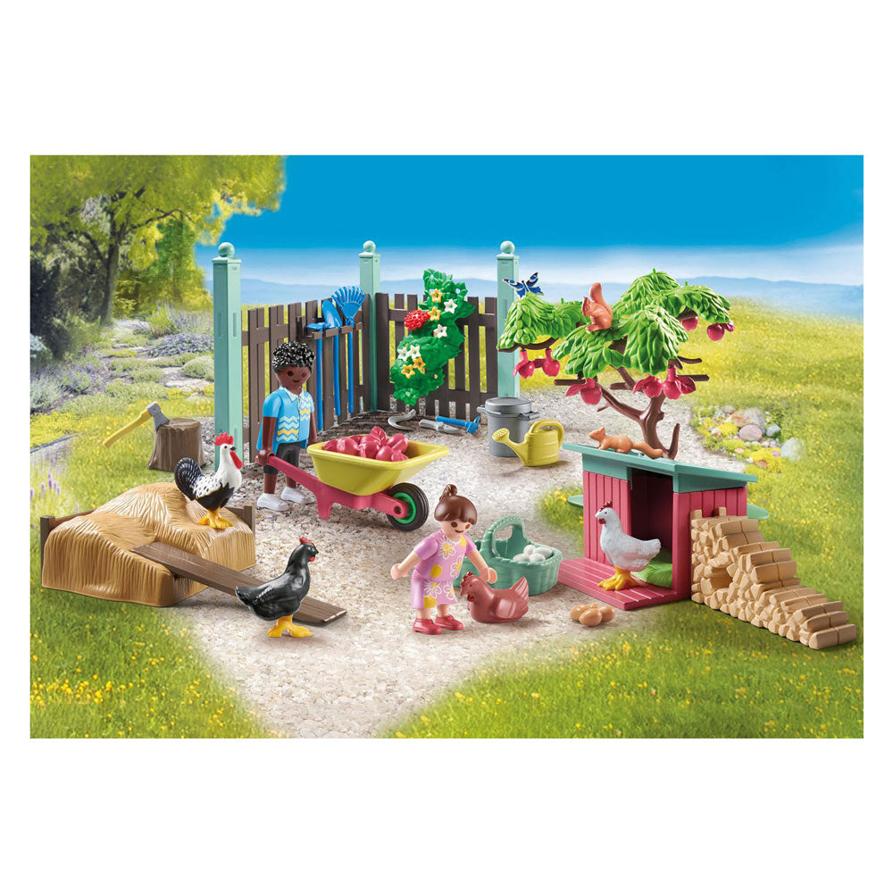 Playmobil Mylife Small Chicken Farm nel giardino di esso