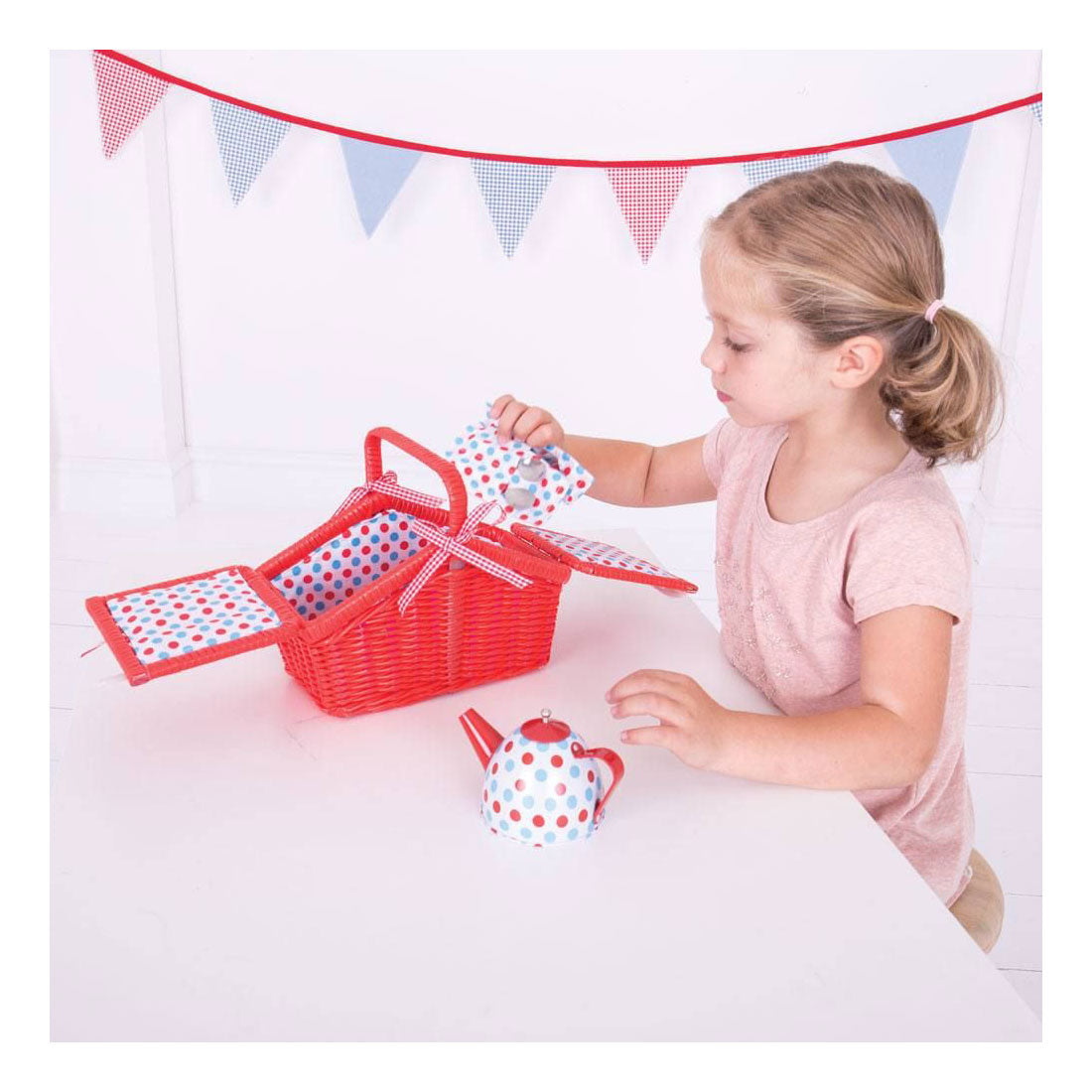 Service à thé Bigjigs dans un panier de rangement rouge