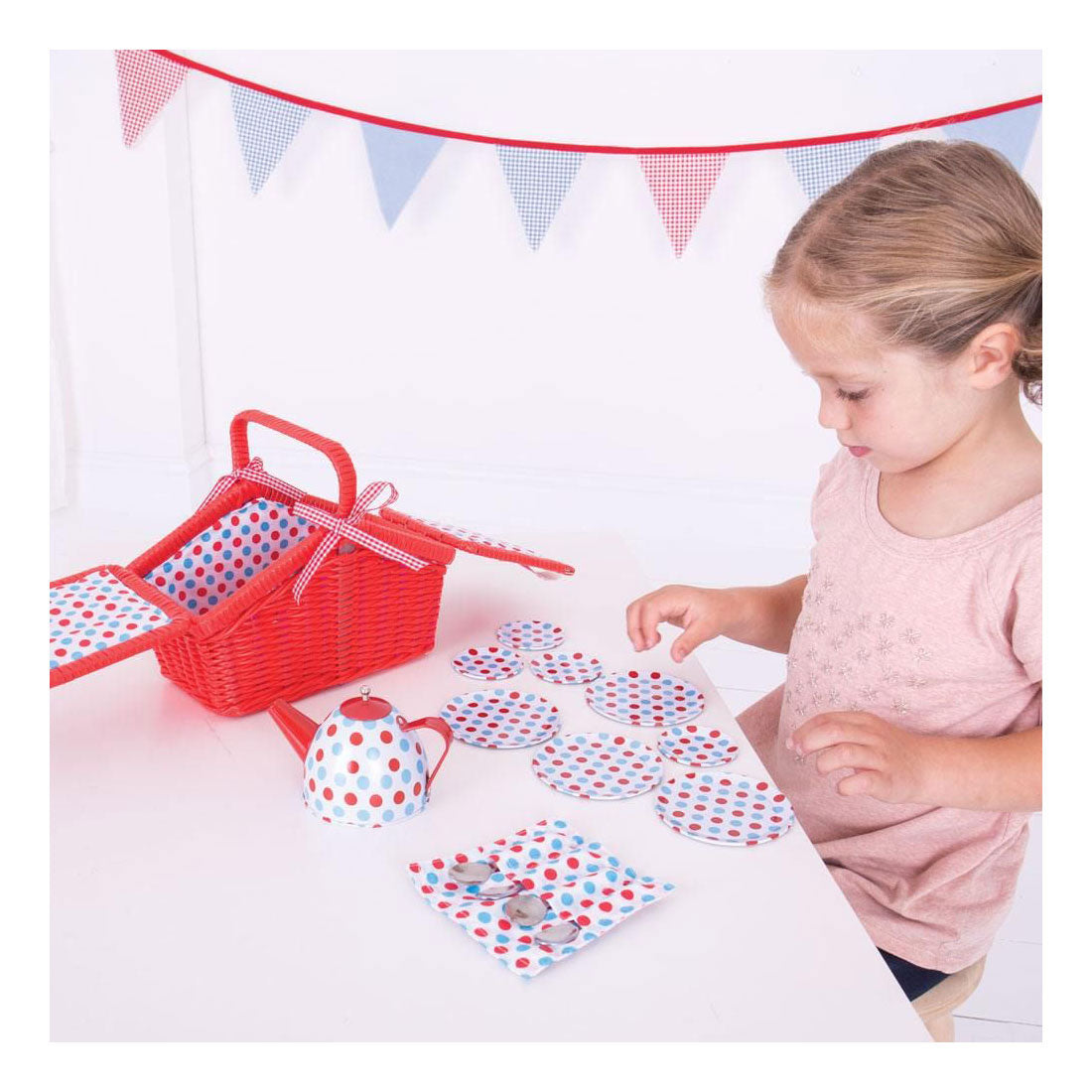 Service à thé Bigjigs dans un panier de rangement rouge