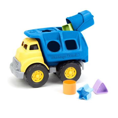Des jouets verts forment un camion poubelle